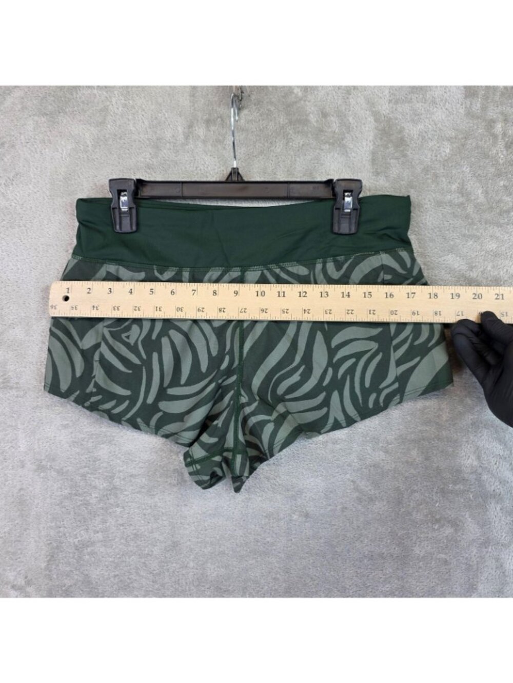Title Nine Shorts Womens M Green Animal Print Quick Dry Running Gym Athletic - Picture 7 of 8